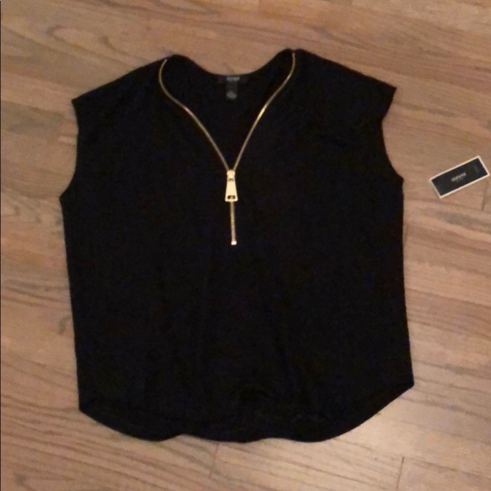 NWT Alfani cute trendy top with gold zipper.